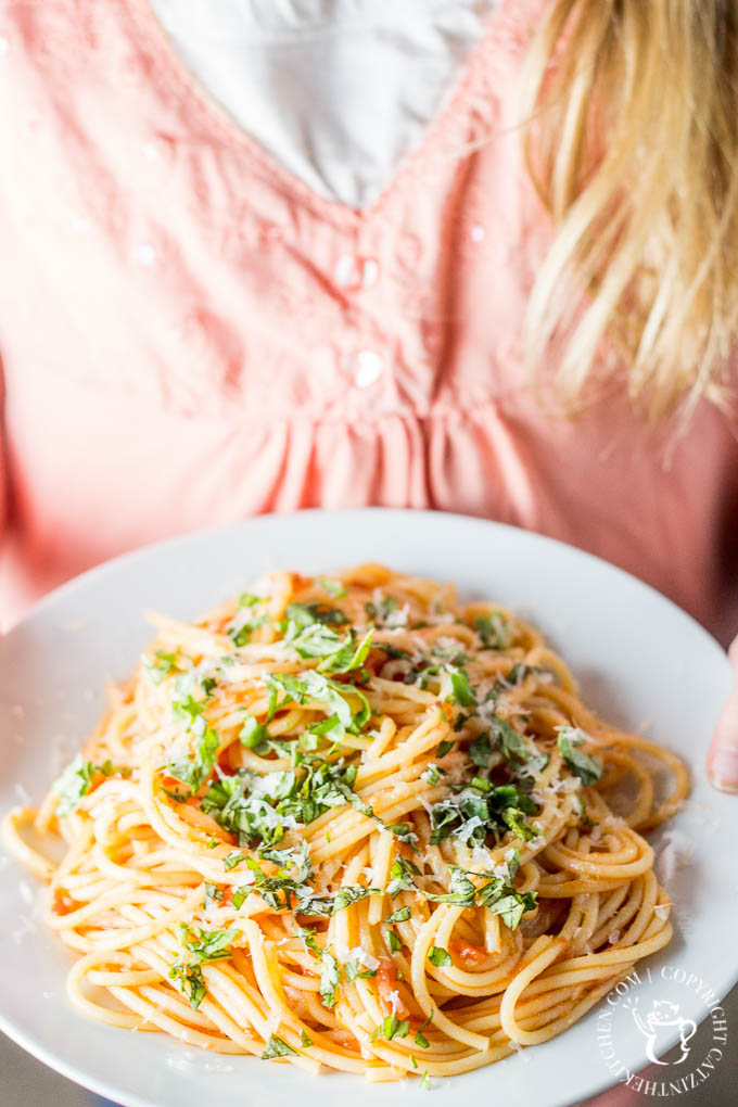 In need of an easy, inexpensive meal that's still full of flavor and popular with the whole family? Try this go-to recipe for easy garlic spaghetti! 