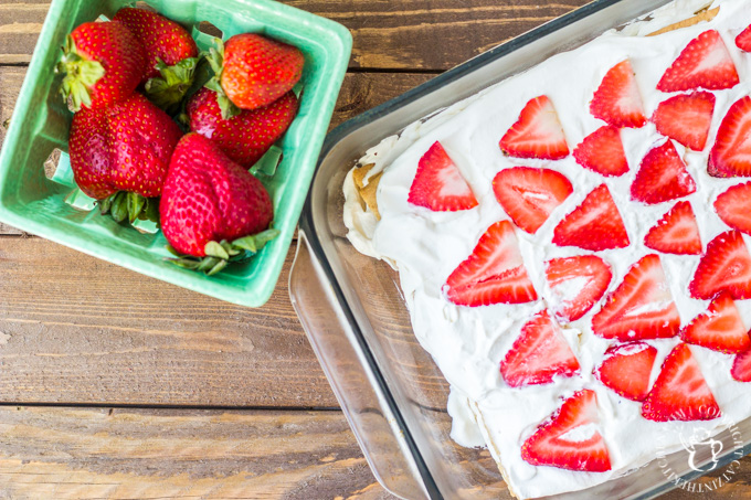 Need to whip up a fresh, yummy summer dessert in a hurry? This strawberry icebox cake is tasty, creamy, pretty, and ready in 20 minutes!