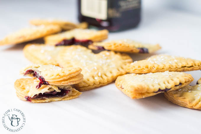 Mini Blackberry Lime Empanadas | Catz in the Kitchen | catzinthekitchen.com | #berries #jam #oregon #desserts #empanadas