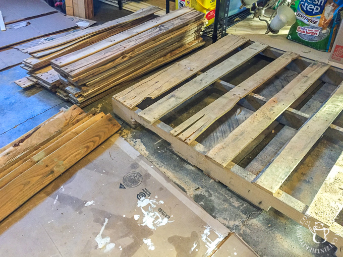 How to take apart pallets