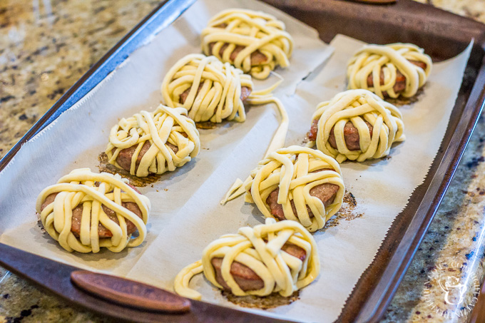 These silly little undead Halloween treats will delight the young people in your home...and the adults, too! Who doesn't want to munch on sausage mummies? #Halloween