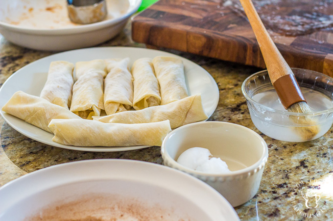 Craving the crunchiness of pie crust and the gooey sweetness of apple pie filling? Try these healthy apple pie egg rolls and skip the guilt!