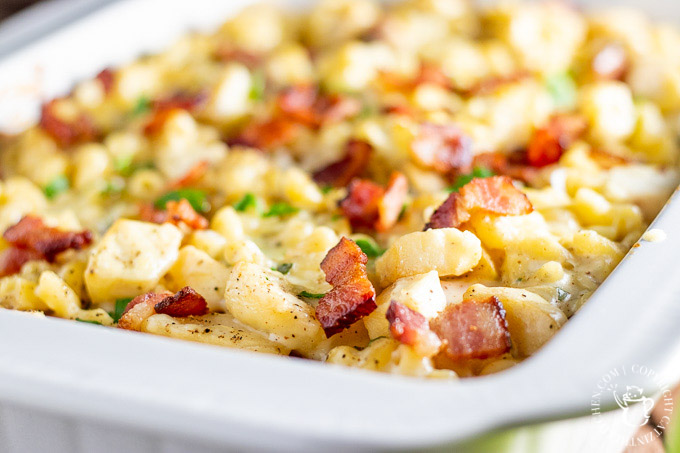 Sweet & savory, with salty bacon, tart apples, & sharp cheesy goodness - Apple Bacon Mac and Cheese is the easy comfort food recipe you've been looking for!