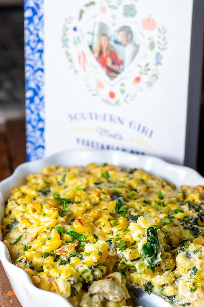 Trying find a way to satisfy both the carnivores and vegetarians at your table? We think this Spinach Artichoke Mac and Cheese will do the trick!