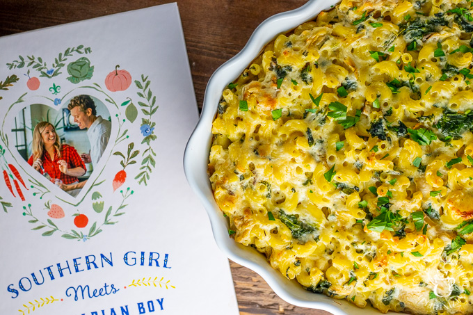 Trying find a way to satisfy both the carnivores and vegetarians at your table? We think this Spinach Artichoke Mac and Cheese will do the trick!